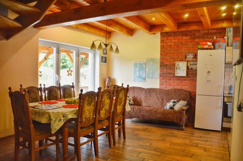 eine Küche und ein Esszimmer mit einem Tisch und einem Sofa in der Unterkunft Agroturystyka w Świcie in Tuchola