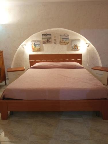 a bedroom with a bed with an arch above it at L'amuri du mare in Trapani