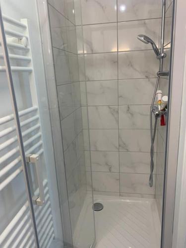 une salle de bain avec une douche avec une porte vitrée dans l'établissement Grand Appartement Proche Paris Idéal Paris 2024, à Ivry-sur-Seine