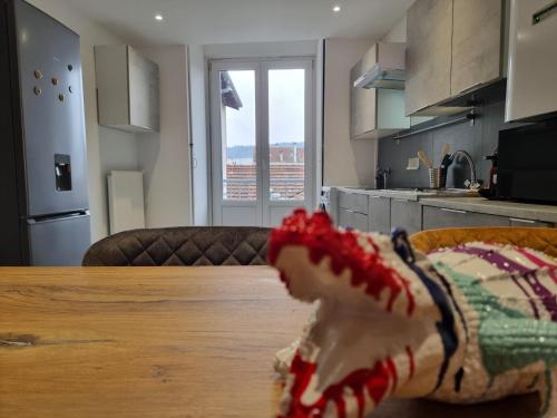 un requin jouet assis sur une table dans une cuisine dans l'établissement Le chesterfield - coeur de ville, à Épinal