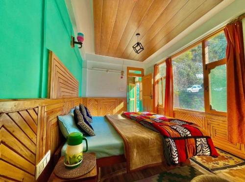 um quarto com uma cama num quarto em Hotel Royal hills em Ujjain