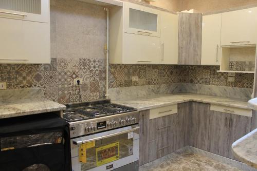 Η κουζίνα ή μικρή κουζίνα στο ALMADIAFAH APARTMENT - المضيفة للوحدات الفندقيه