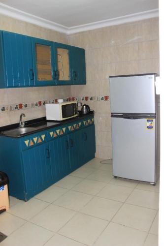 Η κουζίνα ή μικρή κουζίνα στο ALMADIAFAH APARTMENT - المضيفة للوحدات الفندقيه