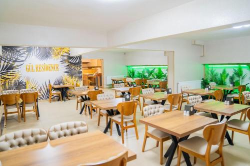 a restaurant with tables and chairs in a room at GÜL RESİDENCE in Zeytinkoy