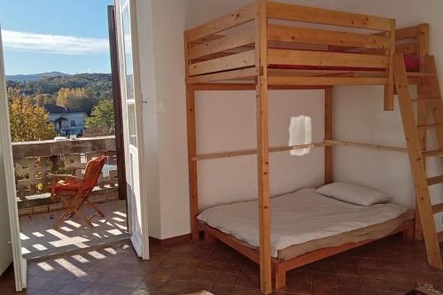 een slaapkamer met een stapelbed op een balkon bij Villa Luigia in Leggiuno