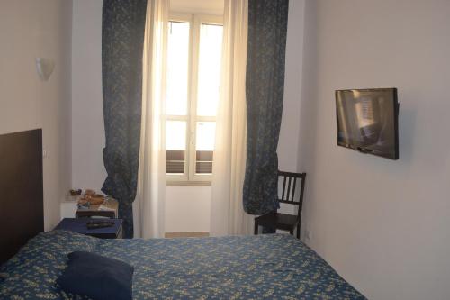1 dormitorio con cama y ventana en Incantoromano guest house en Roma