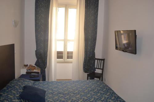 una camera da letto con un letto e una finestra di Incantoromano guest house a Roma