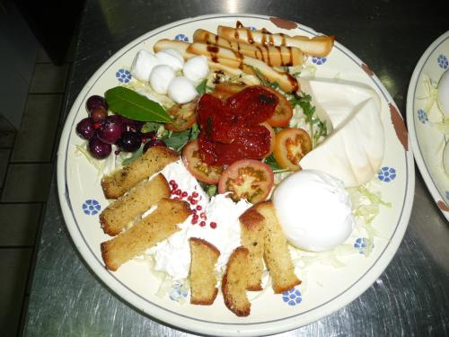 Makanan di atau berdekatan penginapan di ladang