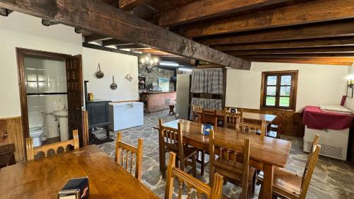 Cicera西塞罗埃尔莫利诺酒店的配有木桌椅的厨房和餐厅