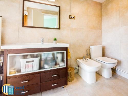 a bathroom with a fish tank next to a toilet at Casa Anima en Platja d'Aro in Platja d'Aro