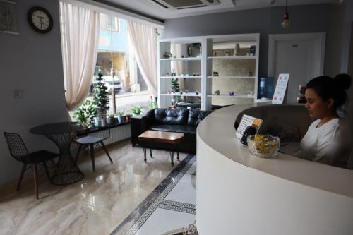 Galata istanbul Hotel في إسطنبول: امرأة تجلس في كونتر في غرفة المعيشة