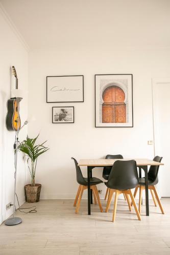 une salle à manger avec une table et des chaises en bois dans l'établissement 2 pièces moderne Victor Hugo/Trocadero, à Paris