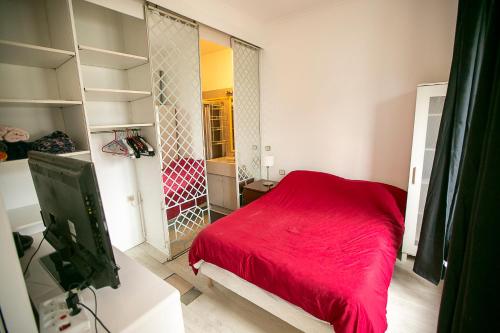 パリにある2 pièces moderne Victor Hugo/Trocaderoのベッドルーム(赤いベッド1台、鏡付)