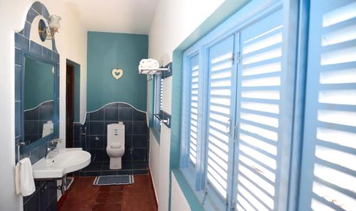 La salle de bains est pourvue de toilettes et d'un lavabo. dans l'établissement Casa Fontainhas, à Panaji