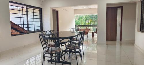 een eetkamer met een tafel en stoelen bij Sugamya Farm Guesthouse in Sagar