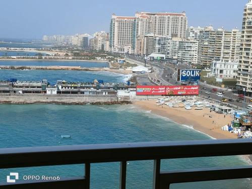 Charming Seaview Condo in Gleem في الإسكندرية: اطلالة على شاطئ والمحيط مع مباني