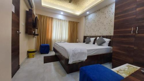 um quarto com uma cama grande num quarto em Hotel Aradhya Puri Sea View Room - Luxury Stay - Best Hotel in Puri em Puri