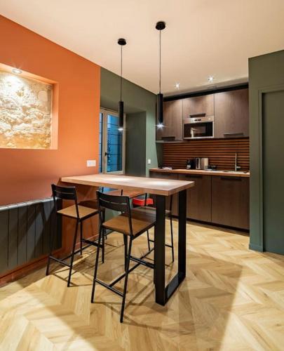 une cuisine avec une table et des chaises dans une pièce dans l'établissement Magnifique appartement spacieux - Proche centre, à Montpellier