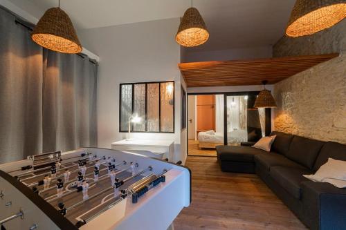 - un salon avec un grand baby-foot dans l'établissement Magnifique appartement spacieux - Proche centre, à Montpellier
