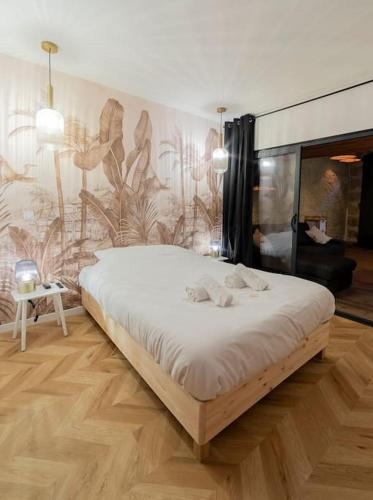 une chambre avec un grand lit dans une pièce dans l'établissement Magnifique appartement spacieux - Proche centre, à Montpellier