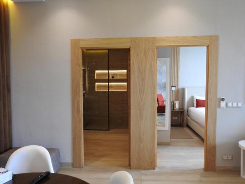 une chambre avec une porte menant à une chambre dans l'établissement Anfa Place, Luxury Apartment just renovated, Ocean View, à Casablanca