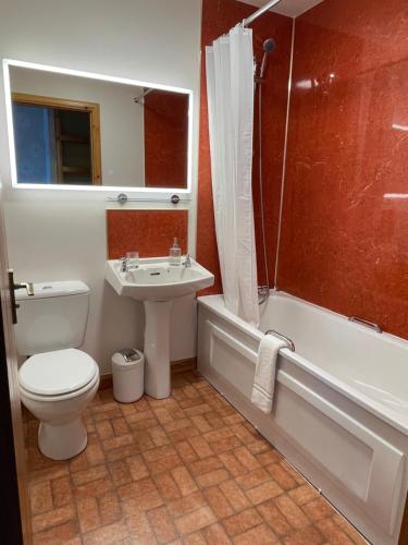 y baño con aseo, lavabo y ducha. en Peaceful Sea View Home only 5 miles from Inverness, en North Kessock