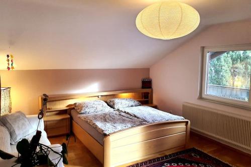 1 dormitorio con cama y ventana en CasaLucía - hometel, en Puchberg am Schneeberg