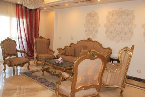 a living room with chairs and a table at ALMADIAFAH- No forigner المضيفة للوحدات الفندقيه -عرب فقط in Mansoura