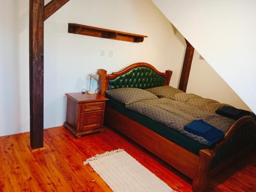 Hnojní的住宿－Penzion Václav，一间卧室配有木床和床头柜