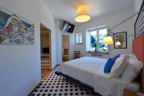 una camera da letto con un letto con un cuscino blu di Maison Lauren a Sorrento