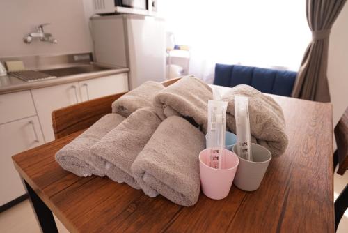 uma toalha e duas escovas de dentes sentadas numa mesa em Lino下伊福 em Okayama