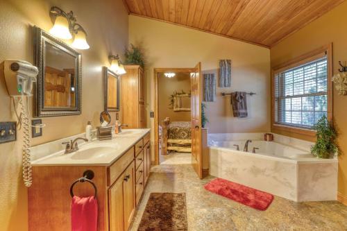 a bathroom with two sinks and a tub at Rocky Ridge Lodge in Lead