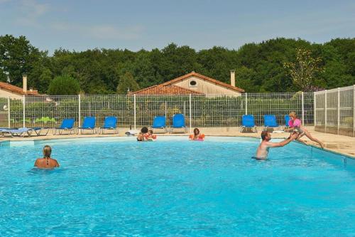 un groupe d'enfants jouant dans une piscine dans l'établissement maison COSY LES FORGES, à Les Forges