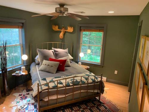 - une chambre avec un lit et un ventilateur de plafond dans l'établissement Discover Spring Haven in a Cozy Cabin Catskills, à Palenville