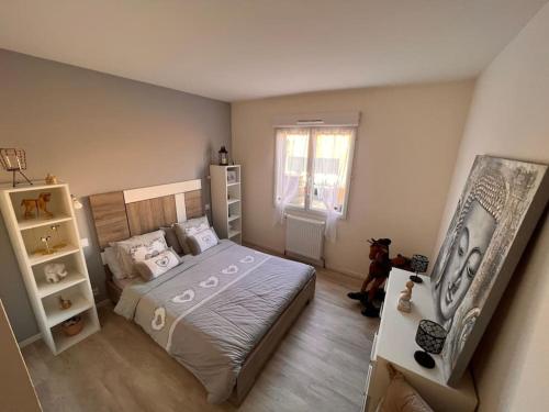 une petite chambre avec un lit et une fenêtre dans l'établissement Villa les n’amours piscine spa jacuzzi climatisé, à Béziers