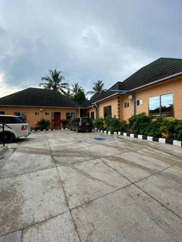 un estacionamiento frente a un edificio en Sanic Lodge en Dar es Salaam