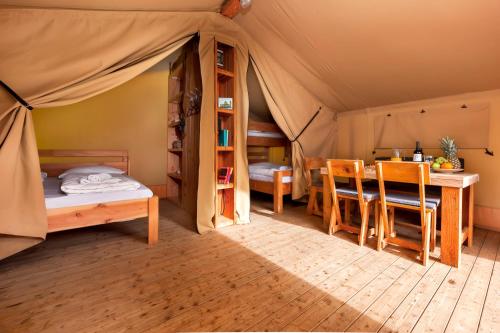Posteľ alebo postele v izbe v ubytovaní Glamping and Mobile Homes Lavanda - Holiday Centre Bi VIllage