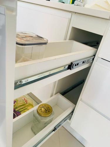 a white refrigerator with its door open at SuAparts in Praia