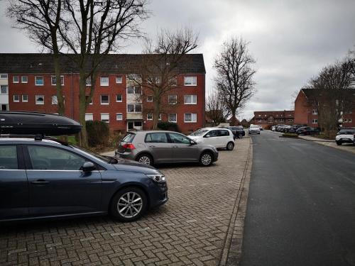 a group of cars parked on the side of a street at Traumhafte Ferienwohnung zentral in Nordenham