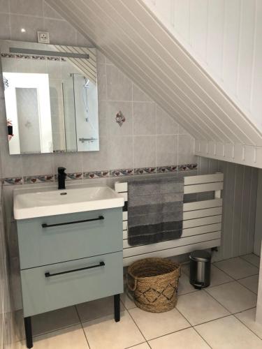 Ванная комната в Meublé 3 étoiles, proche Plages débarquement dans les Marais du Cotentin à Carentan