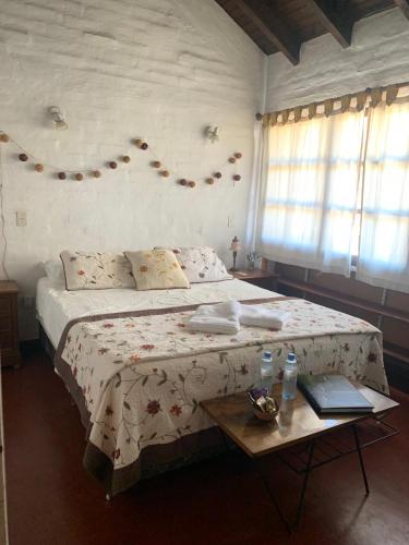 Ένα ή περισσότερα κρεβάτια σε δωμάτιο στο La Casa del Árbol Chacras de Coria