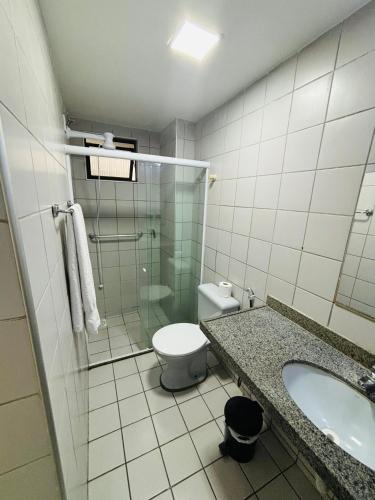 y baño con aseo, lavabo y ducha. en Via Venetto Flat en Fortaleza