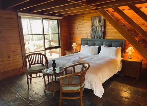 Un pat sau paturi într-o cameră la Holiday House in Warrenmang Vineyard Resort