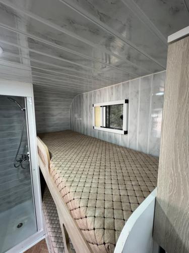 a small room with a bed in a trailer at KÜKÜRT TESİSİ in Dalaman