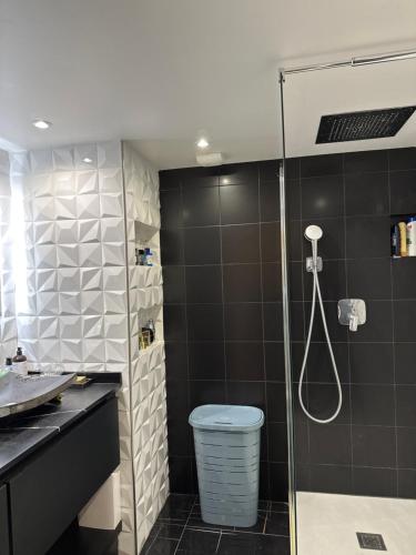 une salle de bain avec une douche avec des toilettes et un lavabo dans l'établissement Très bel appartement de 4 pièces, à Saint-Ouen