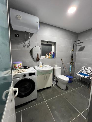 W łazience znajduje się pralka i umywalka. w obiekcie Canyon's house w mieście Çorovodë
