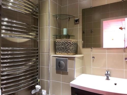 une salle de bain avec un lavabo et un miroir dans l'établissement Spacieux et confort, entre Vieux-port et Pharo, à Marseille