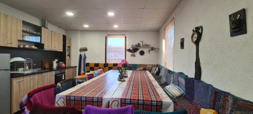 BorintsiにあるКъща за гости Светулките Fireflies Guest Houseのテーブルと椅子付きのキッチンが備わる客室です。