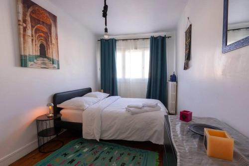 ein kleines Schlafzimmer mit einem Bett und einem Fenster in der Unterkunft La Maison Du Bonheur PARIS CDG AIRPORT, Bourget, Parcs Astérix,Expos, Disney Land, in Gonesse