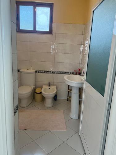 La salle de bains est pourvue de toilettes et d'un lavabo. dans l'établissement Blue gate, à Valjiosi